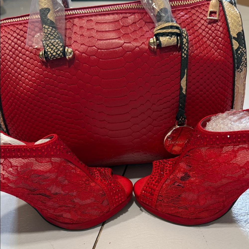 Red Croc-Embossed‎ Handbag and Lace Heels Set - Picture 2 of 6